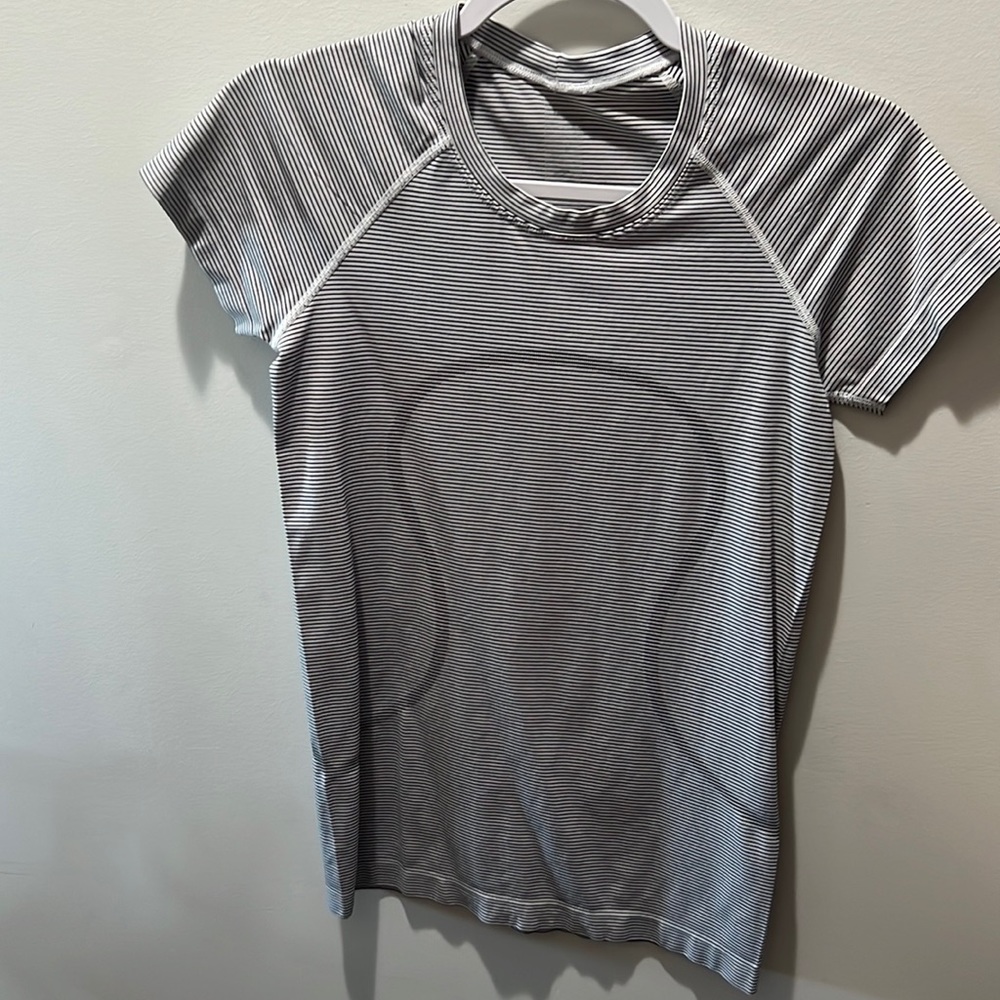 nwot lululemon swiftly tech black and white stripe size 6